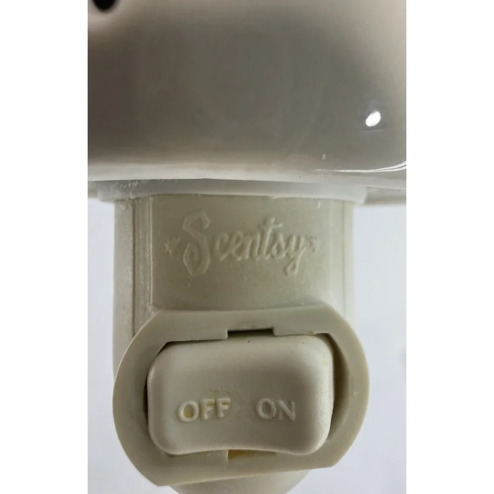 Scentsy Plug-In Wax Warmer Sand Dollar Nightlight Beach Nautical Cream White EUC